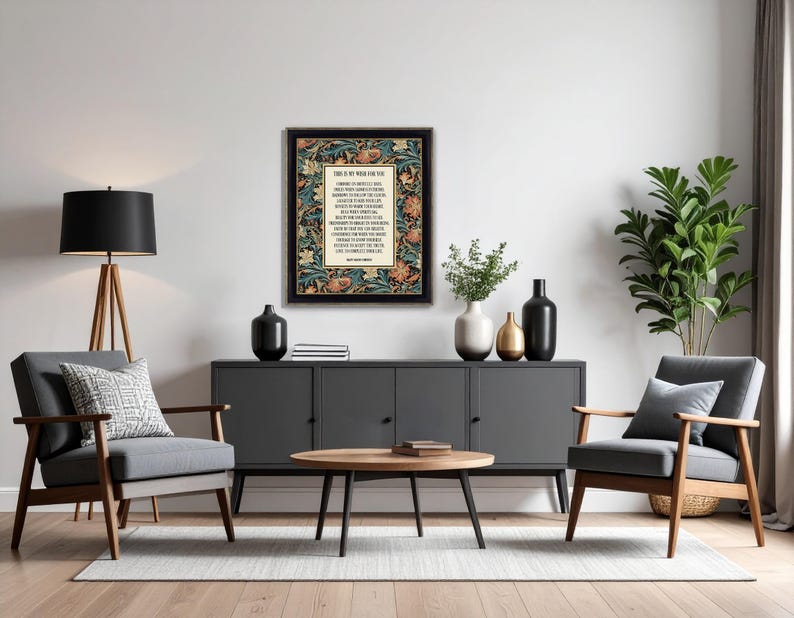 Puede incluir: Una impresi&oacute;n enmarcada con un dise&ntilde;o floral y bot&aacute;nico, con texto. La impresi&oacute;n se exhibe en un sal&oacute;n con sillas grises, una mesa de centro de madera y jarrones decorativos. La habitaci&oacute;n tiene una est&eacute;tica moderna.