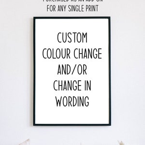 Peut inclure: Une impression encadrée en noir avec du texte blanc qui dit "PURCHASED AS AN ADD ON FOR ANY SINGLE PRINT CUSTOM COLOUR CHANGE AND/OR CHANGE IN WORDING" et une adresse de site Web en bas : "HTTPS://WWW.ETSY.COM/SHOP/KARLEIGHPRINTABLES".