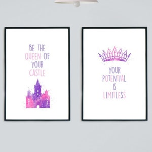 Könnte beinhalten: Zwei gerahmte Kunstdrucke mit inspirierenden Zitaten. Einer zeigt "BE THE QUEEN OF YOUR CASTLE" über einer rosa-lila Schlossillustration. Der andere zeigt "YOUR POTENTIAL IS LIMITLESS" über einer lila Krone.