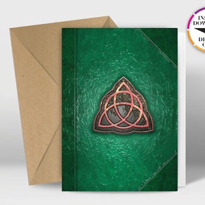 以下が含まれることがあります： 緑色の革のような質感の背景に、赤と黒のトリケトラのシンボルが中央に描かれた、デジタルで印刷可能なカードです。