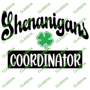 Może przedstawiać: Czarno-biały grafika tekstowa z zieloną koniczyną czteroliścienną. Tekst brzmi "Shenanigans Coordinator".