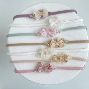 Accessoires nouveau-nés bandeau noeud, bandeau noeud en soie rose, embrasse bébé beige, accessoires de photographie nouveau-né ivoire, tenue fille nouveau-né