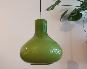 Puede incluir: Una lámpara colgante de vidrio verde con forma redonda y bulbosa.