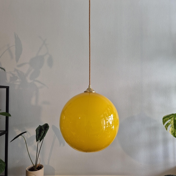Suspension rétro MCM en verre opalin / Plafonnier en verre jaune / Plafonnier globe jaune / Années 1970