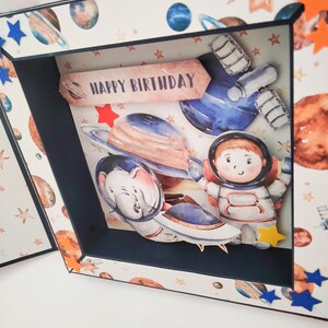 Biglietto di auguri di compleanno fatto a mano con scatola pop-up spaziale