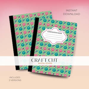 以下が含まれることがあります： ピンクとターコイズの笑顔が薄緑色の背景に繰り返されるパターンが特徴の2冊のコンポジションノート。1冊のノートには「COMPOSITION BOOK」と書かれたラベルが付いています。画像には「INSTANT DOWNLOAD」、「CRAFT CUT DIGITAL STUDIO」、「INCLUDES 2 VERSIONS」というテキストも含まれています。