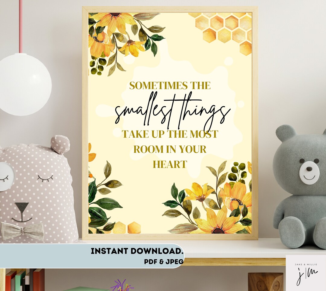 Winnie Pooh Manchmal Nehmen Die Kleinsten Dinge Florales gelbes Winnie the Pooh Zitat mit Wabendetail. Manchmal die