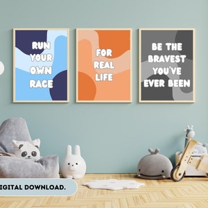 Bluey 3x quotes op bingo-, muffin- en bluey-achtergrond: voor het echte leven: ren je eigen race, de dapperste die je ooit bent geweest. A3, A1 pdf en SVG