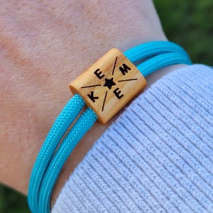 Initialen gravure armband, gepersonaliseerde armband, familiearmband, gravure armbandcoördinaten, wereldkaart, kompas, surferarmband