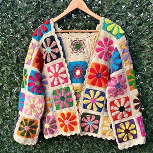 Cardigan fatto a mano all&#39;uncinetto con fiori, giacca vintage Boho con motivo quadrato colorato, giacca patchwork multicolore, cardigan Boho, regalo fatto a mano