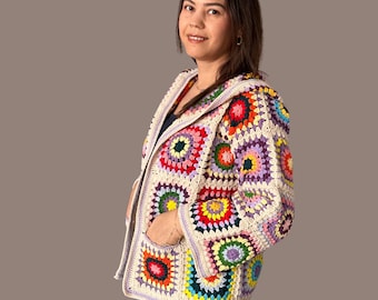Cárdigan con capucha y cuadrados de abuela de ganchillo hecho a mano, chaqueta vintage