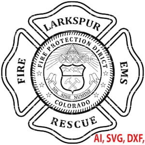 Pode incluir: Gráfico a preto e branco de um emblema dos bombeiros. O emblema tem a forma de uma cruz de Malta com as palavras "Larkspur", "Fire", "EMS" e "Rescue" nas bordas. O centro apresenta um escudo com uma cena de montanha e as palavras "Fire Protection District Colorado".