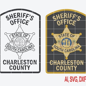 Könnte beinhalten: Zwei rechteckige Embleme mit dem Text SHERIFF'S OFFICE und CHARLESTON COUNTY. Ein zentrales, sechsstrahliges Sternabzeichen zeigt STATE OF SOUTH CAROLINA mit einem kreisförmigen Siegel, das Palmen und eine Figur darstellt. Eines ist schwarz-weiß, das andere goldfarben.