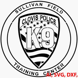 Puede incluir: Logotipo en blanco y negro del Centro de Entrenamiento K9 de la Policía de Clovis. El diseño presenta un escudo con las palabras "Clovis Police" sobre un gráfico K9. El escudo está sobre un fondo de estrellas y rayas, con el texto "Sullivan Field Training Center" que rodea el diseño.