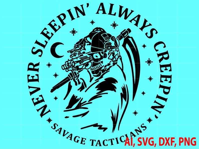 Pu&ograve; includere: Illustrazione in bianco e nero di uno scheletro con un fucile e una falce, con il testo "Never Sleepin' Always Creepin' Savage Tactians" intorno.