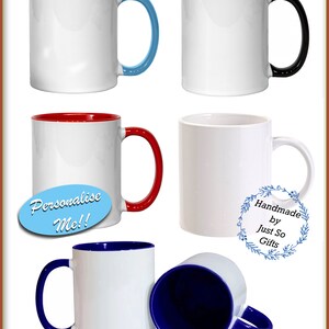 Peut inclure: Plusieurs mugs en c&eacute;ramique blanche avec des poign&eacute;es et int&eacute;rieurs color&eacute;s. Les tasses pr&eacute;sentent des accents bleus, noirs, rouges et blancs. L'une des tasses porte le texte "Personalise Me!!" sur un ovale bleu. Une autre a une couronne florale avec le texte "Handmade by Just So Gifts".