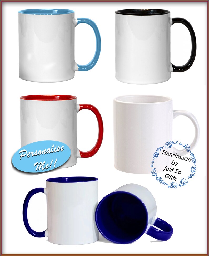 Peut inclure: Plusieurs mugs en c&eacute;ramique blanche avec des poign&eacute;es et int&eacute;rieurs color&eacute;s. Les tasses pr&eacute;sentent des accents bleus, noirs, rouges et blancs. L'une des tasses porte le texte "Personalise Me!!" sur un ovale bleu. Une autre a une couronne florale avec le texte "Handmade by Just So Gifts".