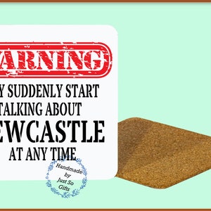 Peut inclure: Un dessous de verre rectangulaire en li&egrave;ge aux coins arrondis est &agrave; c&ocirc;t&eacute; d'une pancarte blanche. La pancarte porte un tampon rouge "WARNING" et le texte "MAY SUDDENLY START TALKING ABOUT NEWCASTLE AT ANY TIME."