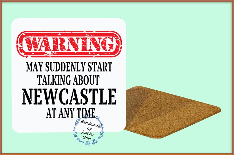 Peut inclure: Un dessous de verre rectangulaire en li&egrave;ge aux coins arrondis est &agrave; c&ocirc;t&eacute; d'une pancarte blanche. La pancarte porte un tampon rouge "WARNING" et le texte "MAY SUDDENLY START TALKING ABOUT NEWCASTLE AT ANY TIME."