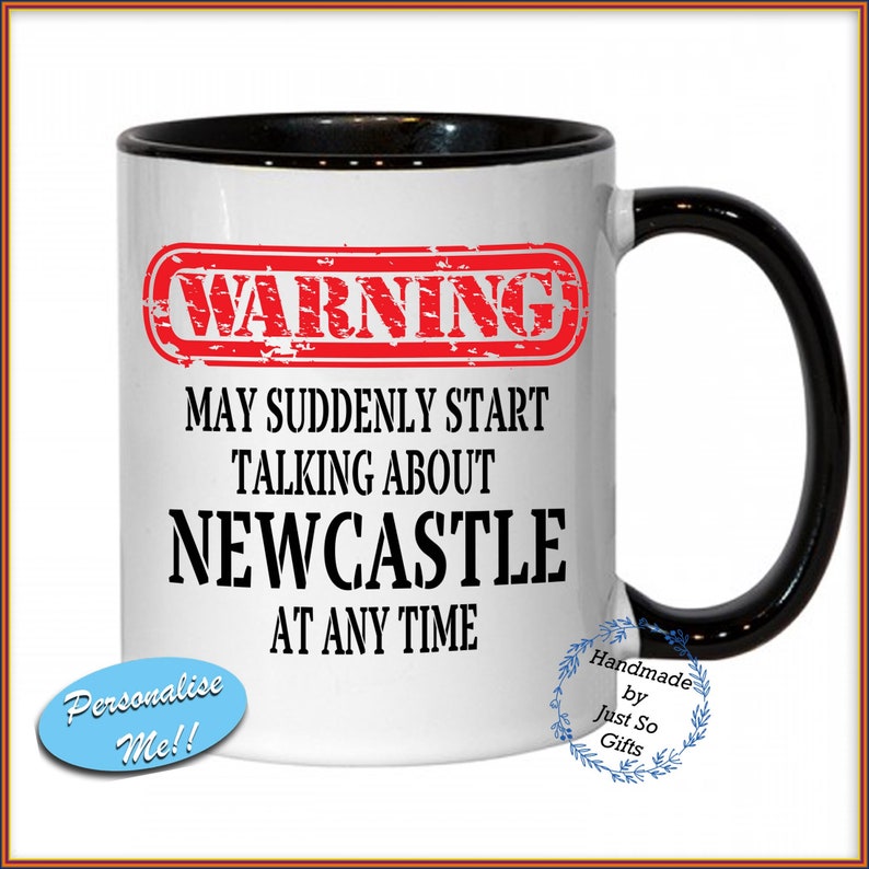 Peut inclure: Mug en c&eacute;ramique blanche avec une anse et un bord noirs. Le mug affiche le mot "WARNING" en rouge, avec un effet vieilli, au-dessus du texte "MAY SUDDENLY START TALKING ABOUT NEWCASTLE AT ANY TIME."