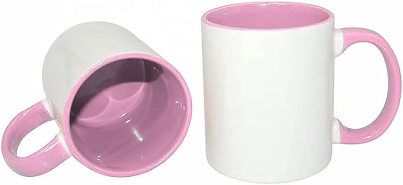Peut inclure: Deux mugs en c&eacute;ramique blanche avec un int&eacute;rieur et une anse roses. L'un des mugs est droit, l'autre est inclin&eacute; pour montrer l'int&eacute;rieur. Les mugs sont con&ccedil;us pour les boissons chaudes.