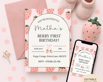 Puede incluir: Una invitación rosa para el primer cumpleaños de un bebé con temática de fresas. La invitación presenta ilustraciones de fresas y el texto "You're Invited to Matha's Berry First Birthday!". Un smartphone muestra la invitación. También se ven un sobre rosa, patucos y una decoración de fresa.