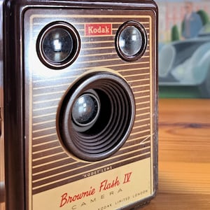 Vintage Kodak Brownie Six-20 Model F flash film camera