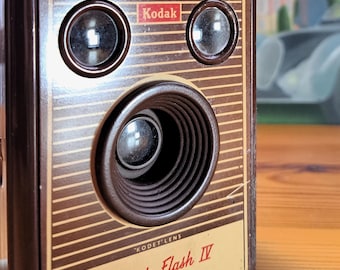 Vintage Kodak Brownie Six-20 Model F flash film camera