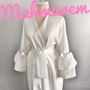Langarm Braut Kimono personalisierte Name, Krone Kristallstein und Ärmel mit Feder Der Name ist in Arabisch geschrieben