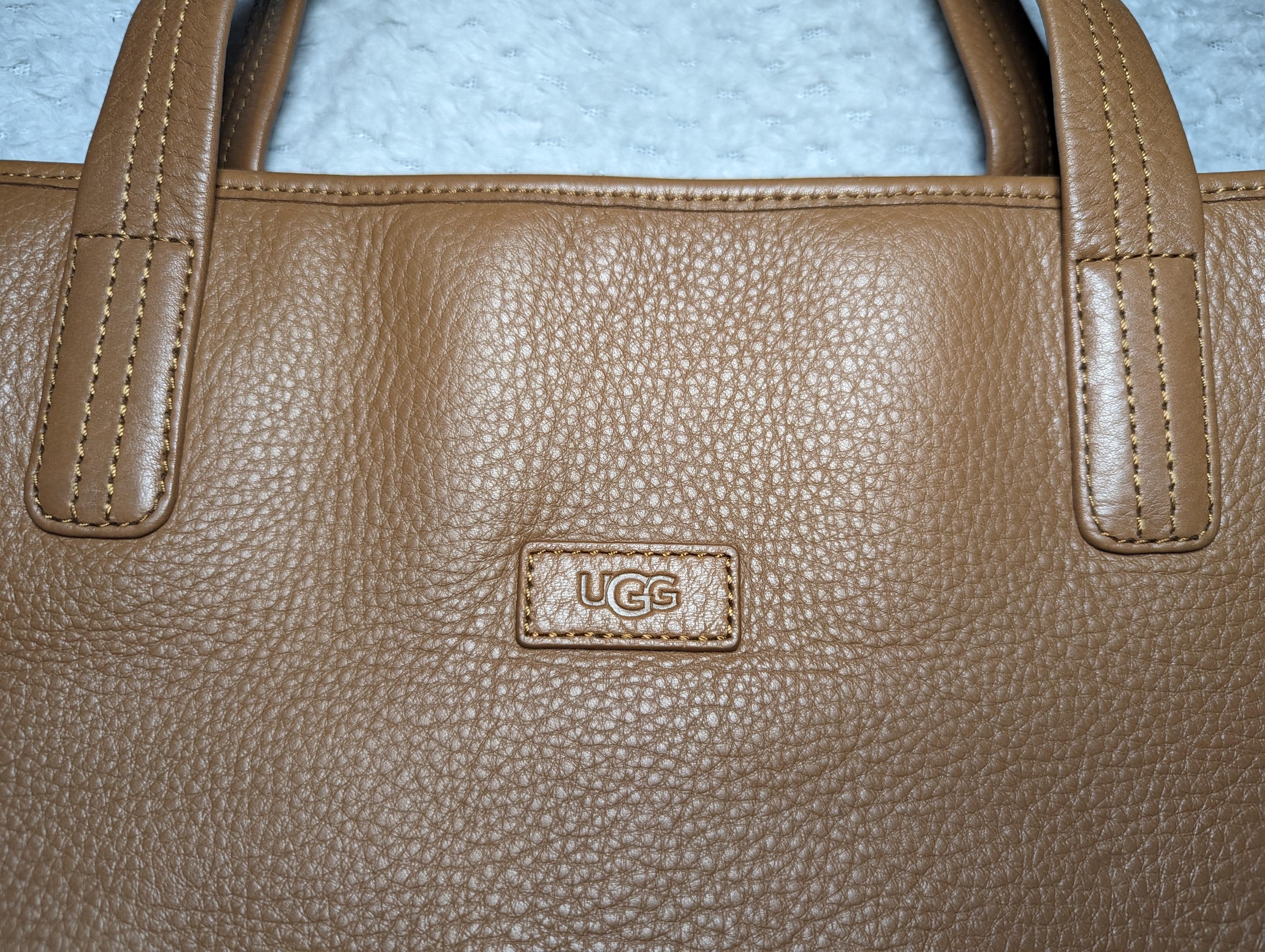 UGG crossbody leather bag made of soft cowhide in excellent condition 48x35x11 cm