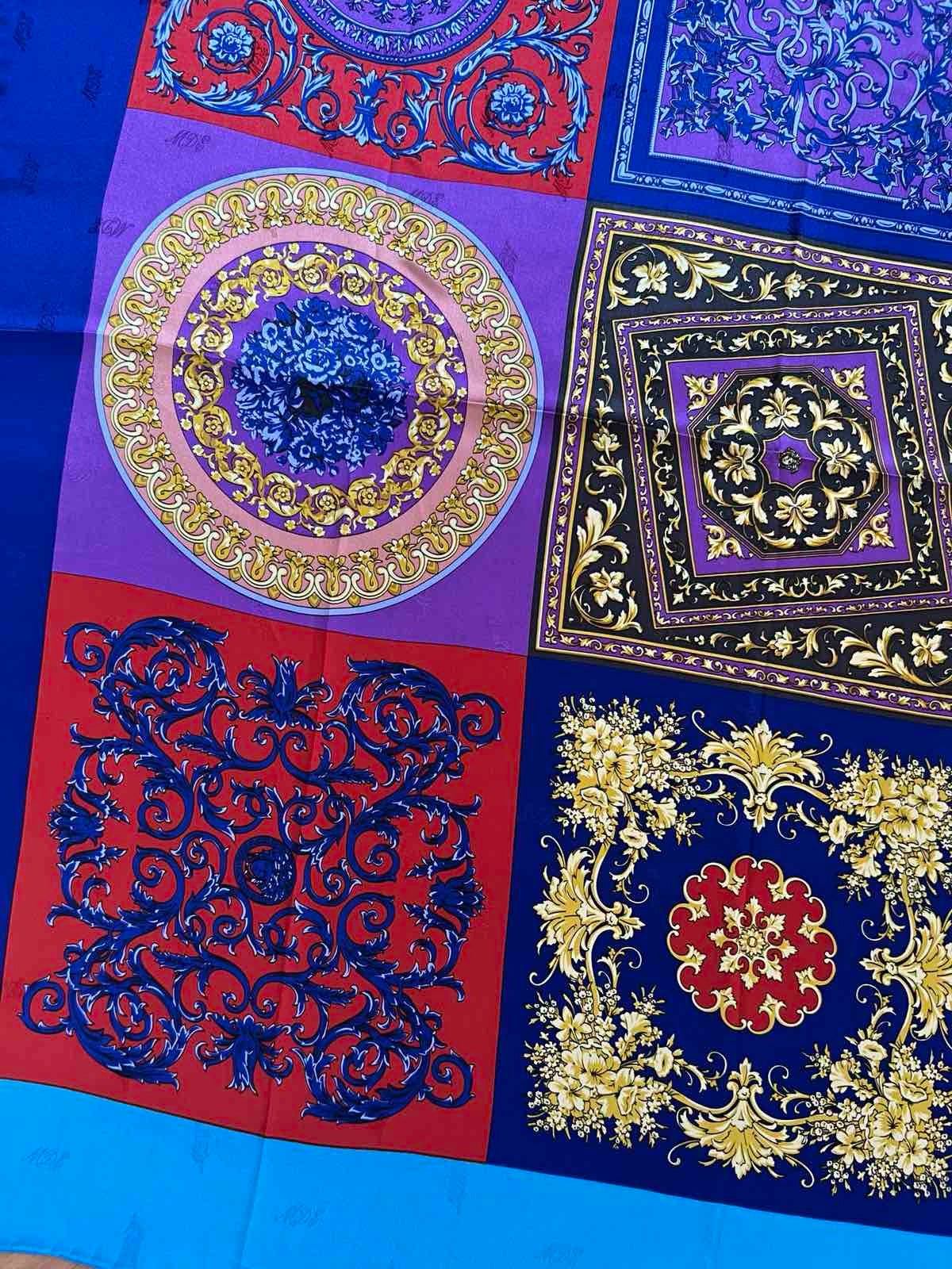 MARINA D ESTE シルクスカーフ、イタリア製、サイズ 88 x 89 cm