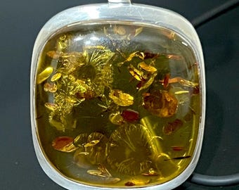 Large amber and silver pendant, 6 x 4.5 cm
