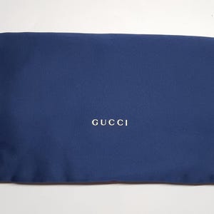 マグネット付きグッチ化粧ポーチ、21 x 13 cm。