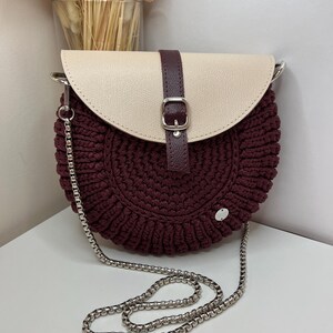 Kirsche häkeln runde Tasche mit Lederklappe - Handgemachte gestrickte Schultertasche - Einzigartige burgunderfarbene Kreis Crossbody - Versandfertig
