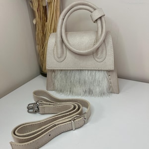 Umweltfreundliche Wildleder Mini-Handtasche - Minimalistische Kunstpelz Geldbörse mit Rundem Griff & Riemen - Vegane Leder Crossbody Tasche in neutraler Creme