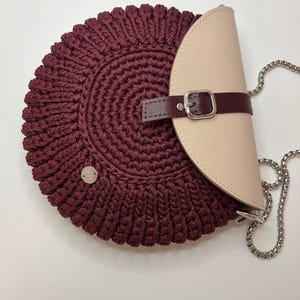 Kirsche häkeln runde Tasche mit Lederklappe - Handgemachte gestrickte Schultertasche - Einzigartige burgunderfarbene Kreis Crossbody - Versandfertig