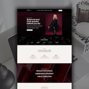 Puede incluir: Diseño de sitio web con un esquema de color rojo oscuro y negro. El sitio web presenta el texto "Build a brand that speaks before you do" y "Brand Positioning, Messaging Strategy, Visual Direction". Una foto de una mujer vestida de negro está en el sitio web.