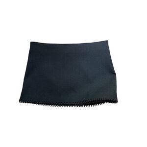 Minifalda negra Coperni con diseño de aro en espiral, neutral, minimalista, subversivo, rave, cyber grunge, diseñador chic y2k de los años 00, 90, 2000 y 1990