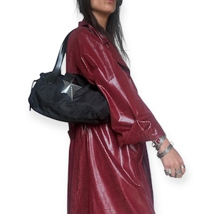 THIERRY MUGLER Bolsa de ombro vintage anos 90, estilo baguette de nylon preto, com estrela prateada | designer glam rave grunge cibernético neutro minimalista anos 2000