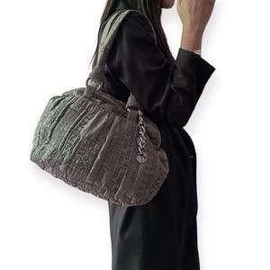 Bolsa de ombro vintage italiana dos anos 90, estilo Y2K, prateada metálica, com bordado de tipografia | Rave, grunge, neutro, futurista, cibernético, anos 2000