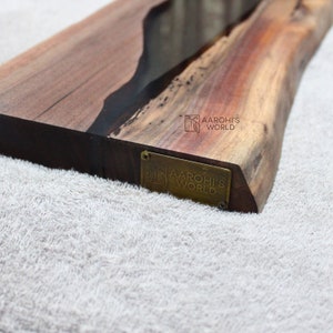 Wall shelf of epoxy resin and walnut wood, floating wall shelf