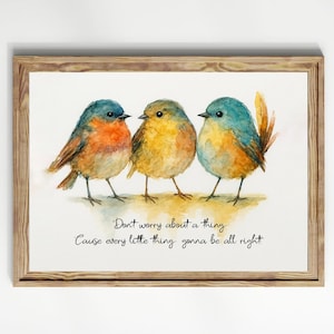 Puede incluir: Pintura acuarela de tres pájaros azules con acentos amarillos y naranjas. Los pájaros están alineados uno al lado del otro y el texto "Don't worry about a thing Cause every little thing gonna be all right" está escrito debajo.