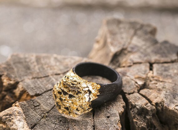 Anillo de madera quemada y resina sales