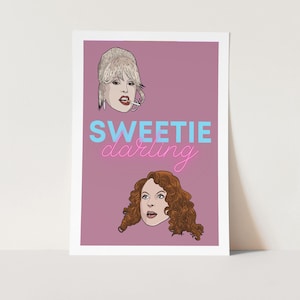 Könnte beinhalten: Ein rosa Hintergrund mit zwei Frauen Gesichtern. Das obere Gesicht hat blonde Haare und trägt roten Lippenstift. Das untere Gesicht hat rote Haare und schaut nach rechts. Der Text "SWEETIE darling" ist in blauen und rosa Buchstaben geschrieben.