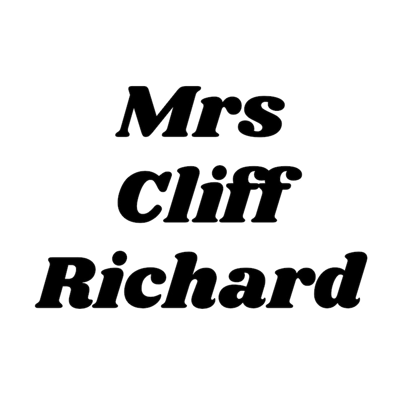 Op de afbeelding: Zwart-witte tekst die "Mrs Cliff Richard" luidt.