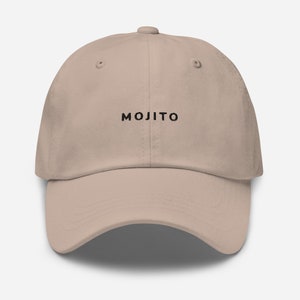 Puede incluir: Una gorra de b&eacute;isbol beige con la palabra "MOJITO" bordada en negro en la parte delantera.