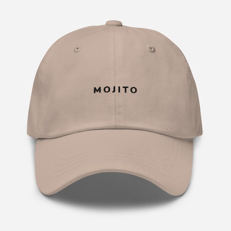 Puede incluir: Una gorra de b&eacute;isbol beige con la palabra "MOJITO" bordada en negro en la parte delantera.