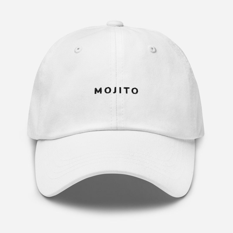 Puede incluir: Gorra de b&eacute;isbol blanca con la palabra "MOJITO" bordada en negro en la parte delantera.
