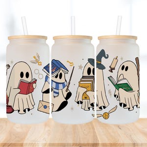 Peut inclure: Ensemble de trois verres en verre givré sur le thème d'Harry Potter. Chaque verre représente un fantôme lisant un livre, avec des accents et des détails de couleurs différentes. Les verres ont des couvercles et des pailles en bambou.