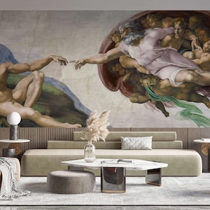 Puede incluir: Una reproducción del famoso fresco de Miguel Ángel, "La Creación de Adán", que representa a Dios tendiéndole la mano a Adán. El fresco está pintado en un estilo realista con colores vibrantes y detalles intrincados. La imagen está impresa en un lienzo y enmarcada en un estilo moderno y minimalista.